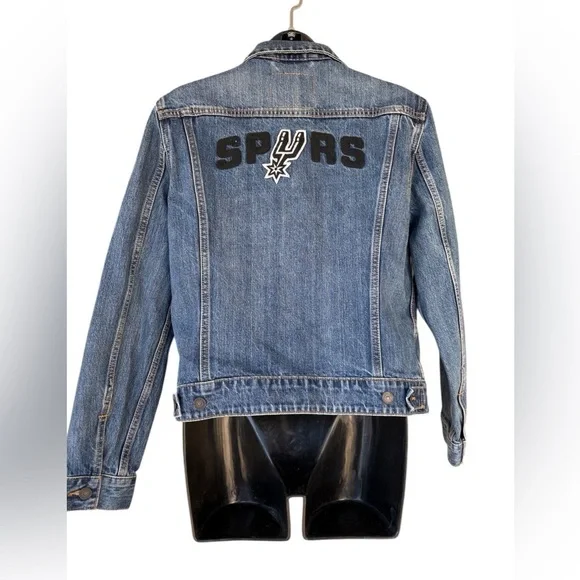 Levis NBA San Antonio Spurs
Womens Denim Trucker Jacket Jean
Size L large used - Picture 2 of 13